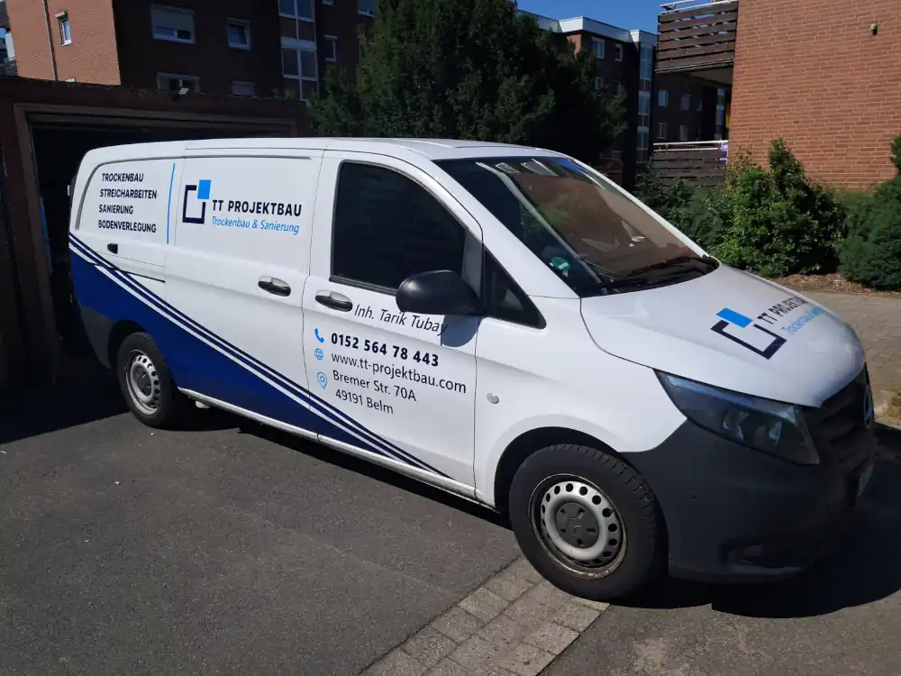 Servicefahrzeug von TT Projektbau mit Firmenbeschriftung